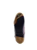 Suela de las Botas Tech 10 Air Gold Edición Limitada, agarre texturizado marrón tierra y negro con inserto reemplazable.
