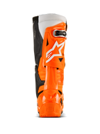 Botas Alpinestars Tech 10 Enduro, vista trasera, naranja flúor, negro y blanco, carcasa protectora de TPU en naranja vibrante, logotipo de Alpinestars en blanco, paneles laterales negros y protección de talón especializada para conducción todoterreno