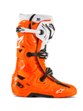 Botas Alpinestars Tech 10 Enduro, botas de motocross todoterreno, color naranja fluorescente con detalles en blanco y negro, vista lateral con sistema de cierre de triple hebilla, suela negra robusta y construcción protectora de TPU para enduro