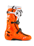 Botas Alpinestars Tech 10 Enduro, botas de motocross todoterreno, color naranja fluorescente con detalles en blanco y negro, vista lateral con sistema de cierre de triple hebilla, suela negra robusta y construcción protectora de TPU para enduro
