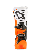 Botas Alpinestars Tech 10 Enduro, botas de motocross, naranja flúor, negro y blanco, vista frontal con una placa de espinilla blanca grande con el logotipo de Alpinestars en negro, hebillas negras y carcasa protectora naranja resistente