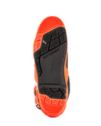Botas Alpinestars Tech 10 Enduro, vista detallada de la suela, naranja flúor y negro, con una suela de doble compuesto especializada con patrones geométricos de gran agarre y un inserto de estribera reemplazable para el rendimiento off-road.