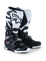 Botas Alpinestars 2026 Tech 7 Enduro, botas de motocross y enduro, negro y blanco, con un sistema de cierre de cuatro hebillas, logotipo de Astar blanco prominente en la espinilla, paneles protectores de TPU y suela de enduro especializada para agarre todoterreno