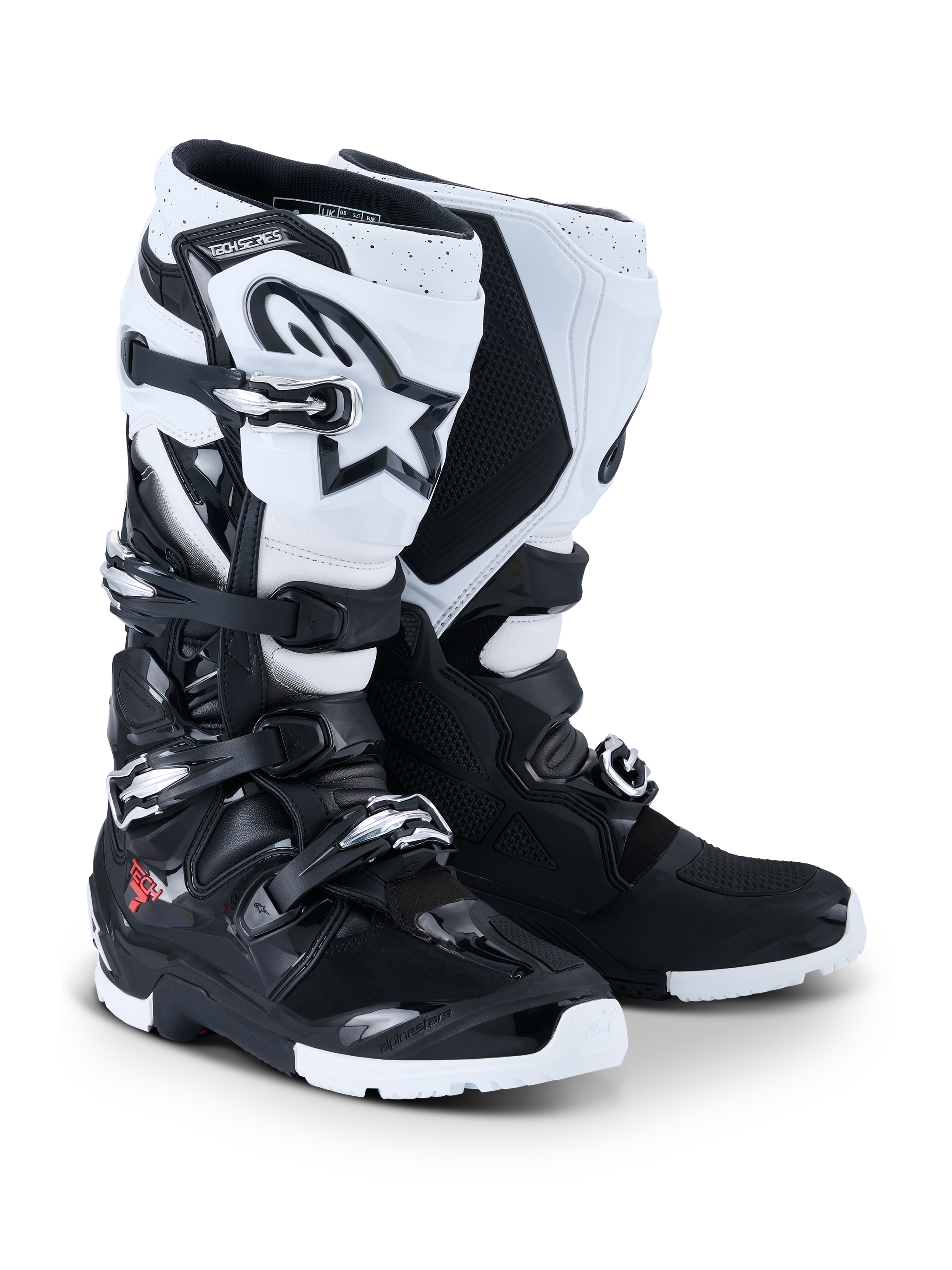 Botas Alpinestars 2026 Tech 7 Enduro, botas de motocross y enduro, negro y blanco, con un sistema de cierre de cuatro hebillas, logotipo de Astar blanco prominente en la espinilla, paneles protectores de TPU y suela de enduro especializada para agarre todoterreno