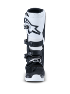 Botas Alpinestars 2026 Tech 7 Enduro, botas de motocross, negro y blanco, vista frontal con placa de espinilla blanca y logotipo de estrella negra, sistema de cierre de cuatro hebillas y suela blanca duradera