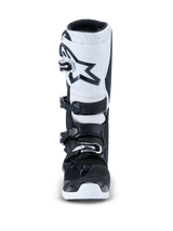 Botas Alpinestars 2026 Tech 7 Enduro, botas de motocross, negro y blanco, vista frontal con placa de espinilla blanca y logotipo de estrella negra, sistema de cierre de cuatro hebillas y suela blanca duradera