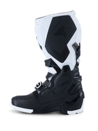 Botas Alpinestars 2026 Tech 7 Enduro, botas de motocross, negro y blanco, vista de perfil lateral que muestra paneles de protección de TPU duraderos, sección de agarre medial texturizada con la marca Tech 7 y sistema de cierre de hebillas de alta resistencia para conducción off-road.