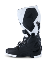 Botas Alpinestars 2026 Tech 7 Enduro, botas de motocross, negro y blanco, vista de perfil lateral que muestra paneles de protección de TPU duraderos, sección de agarre medial texturizada con la marca Tech 7 y sistema de cierre de hebillas de alta resistencia para conducción off-road.