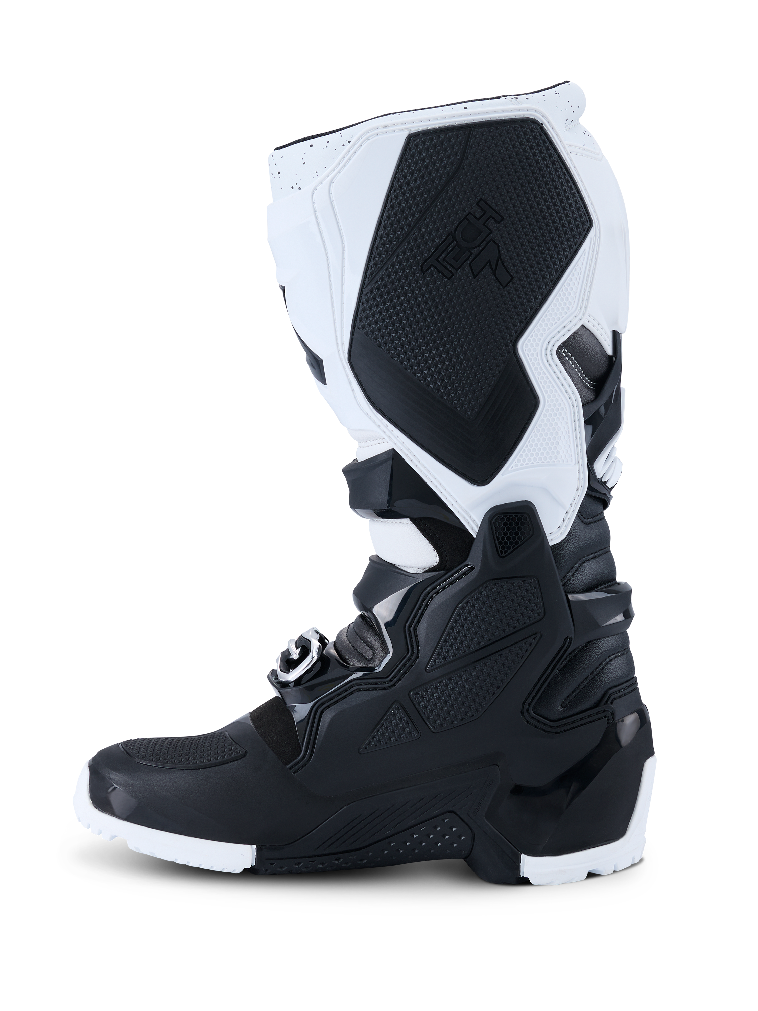 Botas Alpinestars 2026 Tech 7 Enduro, botas de motocross, negro y blanco, vista de perfil lateral que muestra paneles de protección de TPU duraderos, sección de agarre medial texturizada con la marca Tech 7 y sistema de cierre de hebillas de alta resistencia para conducción off-road.