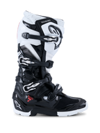 Alpinestars 2026 Tech 7 Enduro Boots, botas de motocross para off-road, negras y blancas, con cuatro hebillas metálicas, paneles de protección de TPU de alto impacto, suela robusta de doble compuesto y logotipo distintivo de Alpinestars en el talón y la espinilla