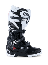 Alpinestars 2026 Tech 7 Enduro Boots, botas de motocross para off-road, negras y blancas, con cuatro hebillas metálicas, paneles de protección de TPU de alto impacto, suela robusta de doble compuesto y logotipo distintivo de Alpinestars en el talón y la espinilla