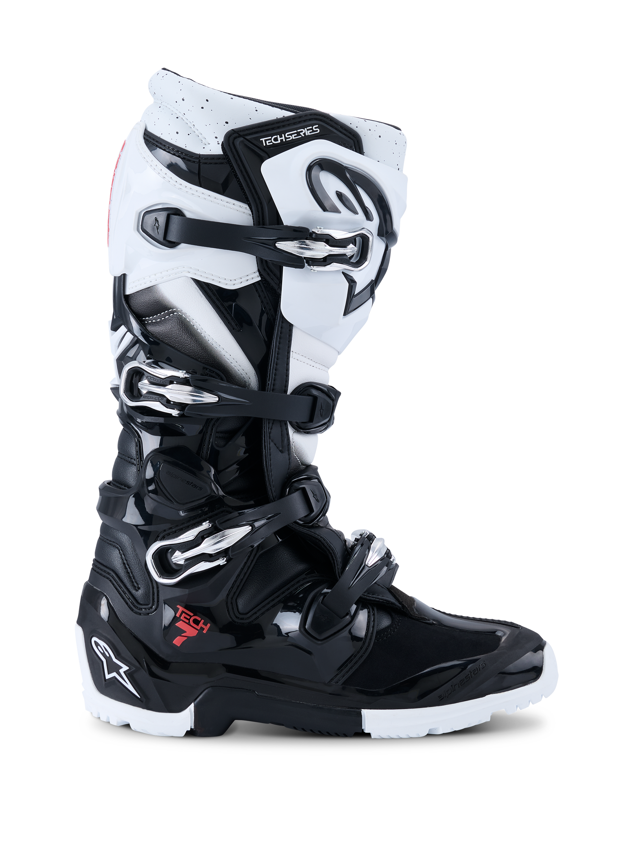 Alpinestars 2026 Tech 7 Enduro Boots, botas de motocross para off-road, negras y blancas, con cuatro hebillas metálicas, paneles de protección de TPU de alto impacto, suela robusta de doble compuesto y logotipo distintivo de Alpinestars en el talón y la espinilla