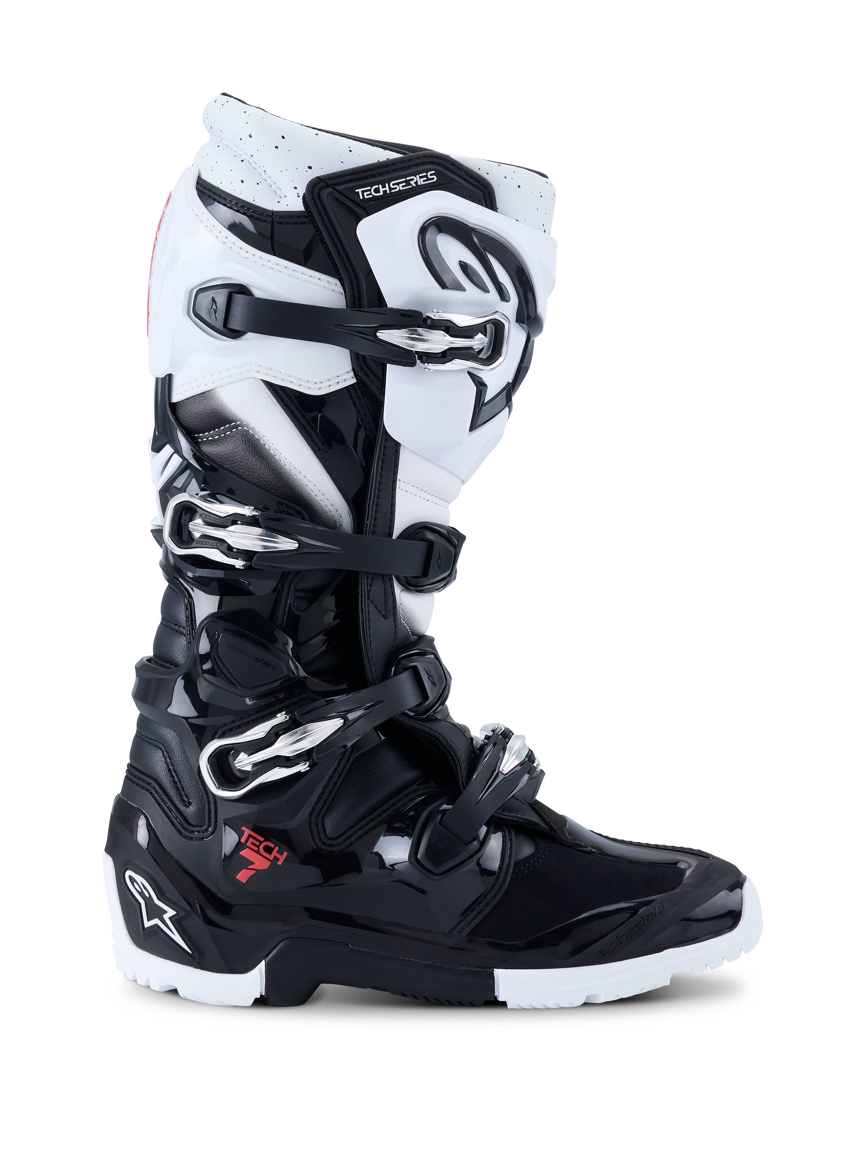Alpinestars 2026 Tech 7 Enduro Boots, botas de motocross para off-road, negras y blancas, con cuatro hebillas metálicas, paneles de protección de TPU de alto impacto, suela robusta de doble compuesto y logotipo distintivo de Alpinestars en el talón y la espinilla