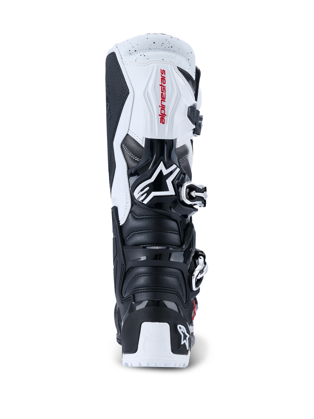 Botas Alpinestars 2026 Tech 7 Enduro, botas de motocross y enduro, negro y blanco, vista posterior que muestra las placas protectoras de TPU en el talón y la pantorrilla, logotipo de Alpinestars en rojo sobre el panel superior blanco y sistema de cierre con hebillas plateadas, diseñadas para conducción off-road de alto rendimiento