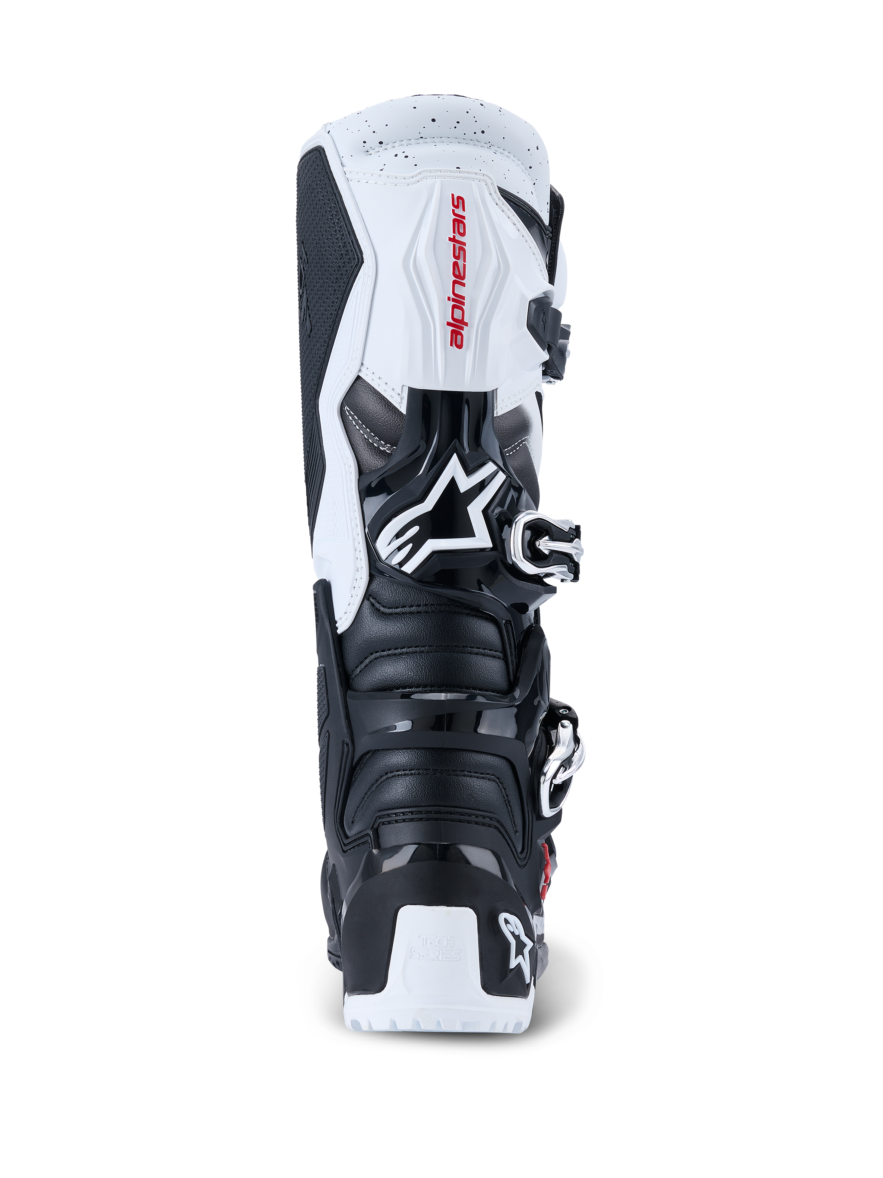 Botas Alpinestars 2026 Tech 7 Enduro, botas de motocross y enduro, negro y blanco, vista posterior que muestra las placas protectoras de TPU en el talón y la pantorrilla, logotipo de Alpinestars en rojo sobre el panel superior blanco y sistema de cierre con hebillas plateadas, diseñadas para conducción off-road de alto rendimiento