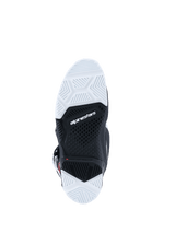 Botas Alpinestars Tech 7 Enduro 2026, vista inferior de la suela, suela de doble compuesto en blanco y negro con patrón de dibujo texturizado, logotipo de Alpinestars en el centro, diseñada para ofrecer durabilidad y agarre en terrenos off-road