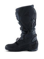 Botas Alpinestars 2026 Tech 7 Enduro, botas de motocross y enduro, Negro Antracita Blanco, vista lateral medial que muestra el panel de TPU texturizado para el contacto con la moto, suela robusta de doble compuesto y construcción de microfibra duradera.