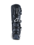 Botas Alpinestars 2026 Tech 7 Enduro, vista trasera, negro antracita y blanco, botas de moto off-road con logotipo Astar blanco, sistema de cierre de hebillas y protección de talón en TPU