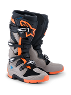 Botas Alpinestars 2026 Tech 7 Enduro, negro, gris cálido y naranja flúor, botas de moto off-road con cuatro cierres de hebilla, suela naranja robusta, paneles protectores de TPU y logotipo de Alpinestars