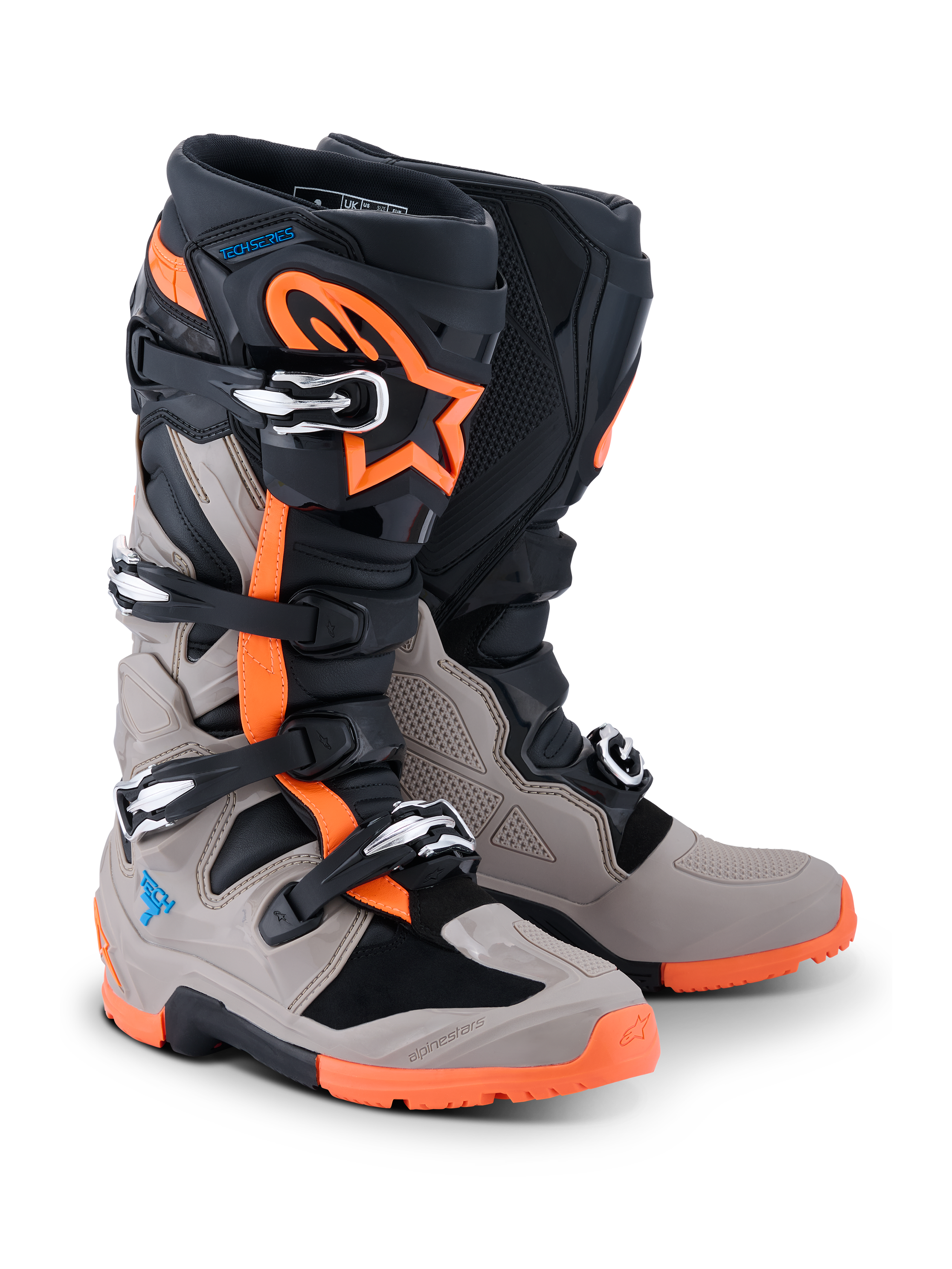 Botas Alpinestars 2026 Tech 7 Enduro, negro, gris cálido y naranja flúor, botas de moto off-road con cuatro cierres de hebilla, suela naranja robusta, paneles protectores de TPU y logotipo de Alpinestars