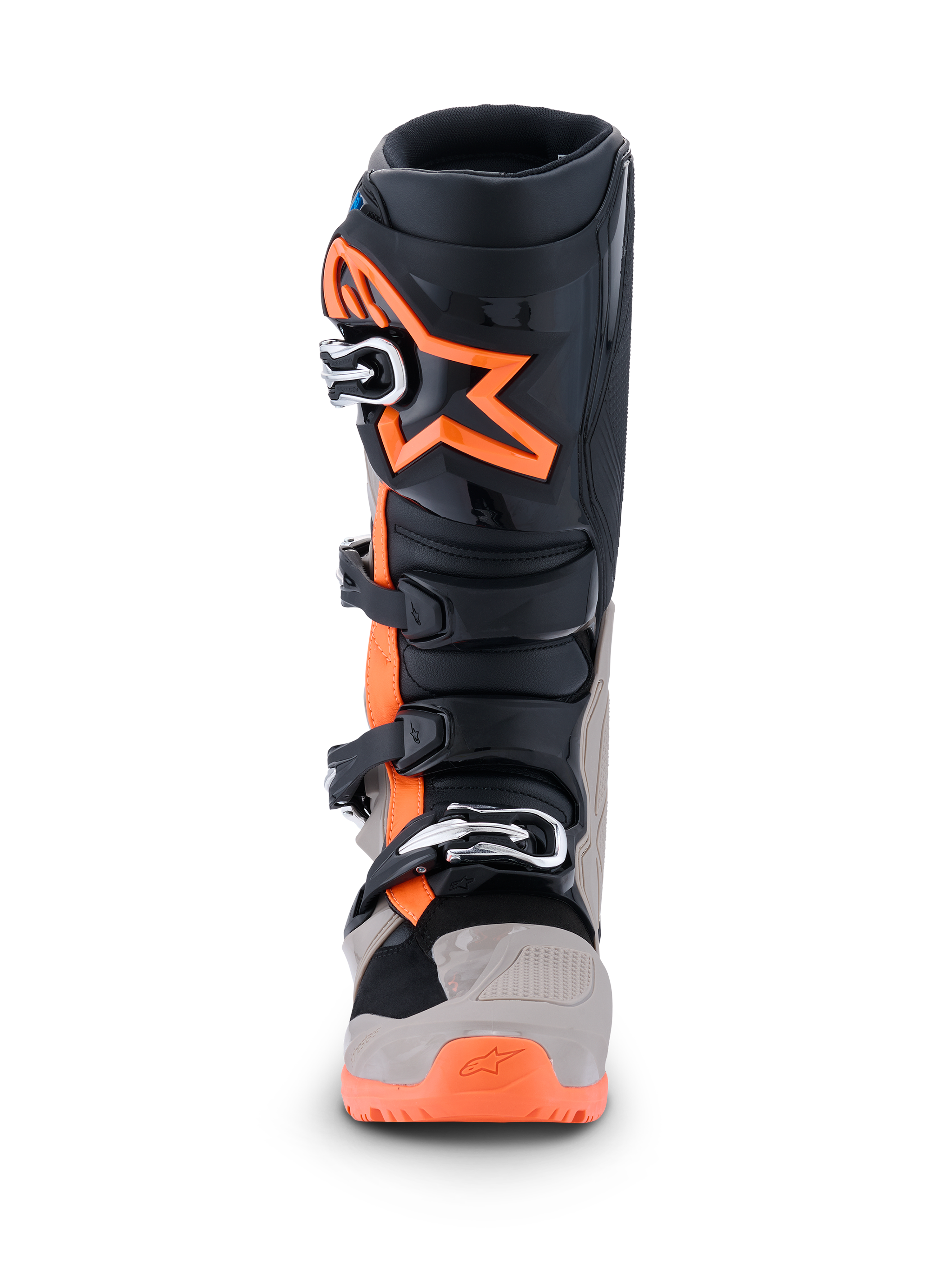 Botas Alpinestars 2026 Tech 7 Enduro, botas de motocross y enduro, negro, gris cálido y naranja flúor, vista frontal con un gran logotipo de estrella naranja en la espinilla, sistema de cierre de múltiples hebillas y paneles protectores robustos para rendimiento off-road