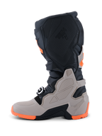 Botas Alpinestars 2026 Tech 7 Enduro, botas de motocross y enduro, negro, gris cálido y naranja flúor, vista lateral con una suela de doble compuesto resistente, protecciones de TPU en la espinilla y el tobillo, y el logotipo Tech 7 en relieve.