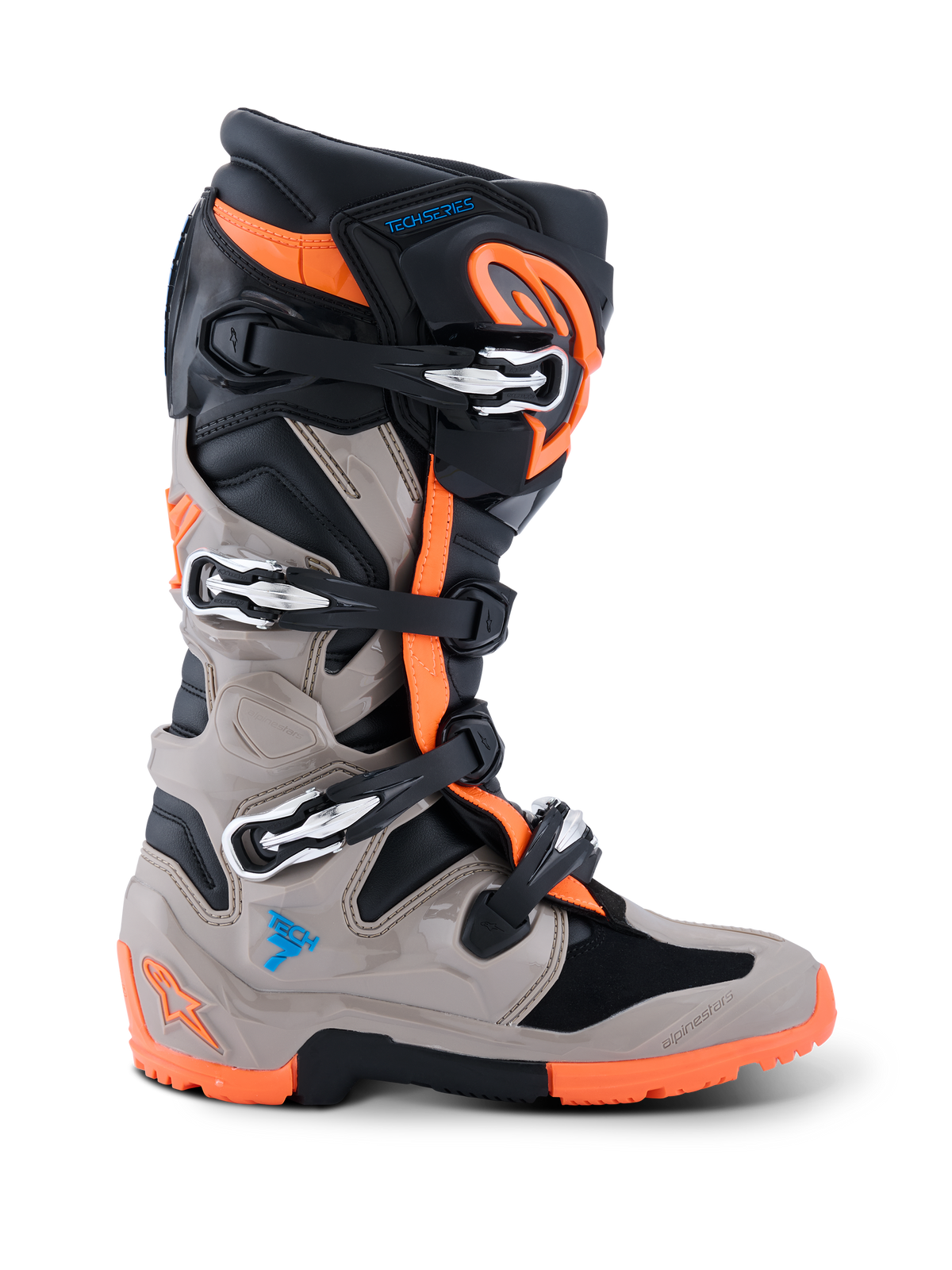 Botas Alpinestars 2026 Tech 7 Enduro, botas de motocross y enduro, negro, gris cálido y naranja flúor, vista de perfil lateral, con sistema de cierre de cuatro hebillas, paneles protectores de TPU y suela naranja de doble compuesto para rendimiento off-road