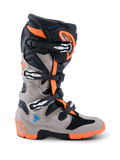 Botas Alpinestars 2026 Tech 7 Enduro, botas de motocross y enduro, negro, gris cálido y naranja flúor, vista de perfil lateral, con sistema de cierre de cuatro hebillas, paneles protectores de TPU y suela naranja de doble compuesto para rendimiento off-road