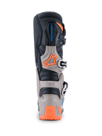 Botas Alpinestars 2026 Tech 7 Enduro, vista posterior, negro, gris cálido y naranja flúor, con protección de TPU, logotipo de Alpinestars y sistema de hebillas seguro para conducción off-road