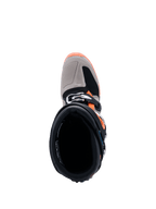 Botas Alpinestars Tech 7 Enduro 2026, vista superior desde arriba hacia la apertura de la bota, Negro, Gris Cálido y Naranja Flúor, muestra el cierre de hebilla y la puntera reforzada, calzado de motociclismo off-road de nivel profesional