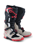 Botas Alpinestars 2026 Tech 7 Enduro, botas de motocross y enduro, negro, gris claro y rojo brillante, con sistema de cierre de cuatro hebillas, protección de espinilla de TPU con logo de estrella roja y suela roja robusta para rendimiento off-road