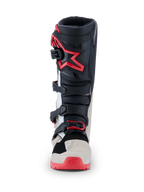 Botas Alpinestars 2026 Tech 7 Enduro, botas de motocross, negro, gris claro y rojo brillante, vista frontal que muestra el sistema de cierre de múltiples hebillas y el logotipo de la estrella roja en la espinilla