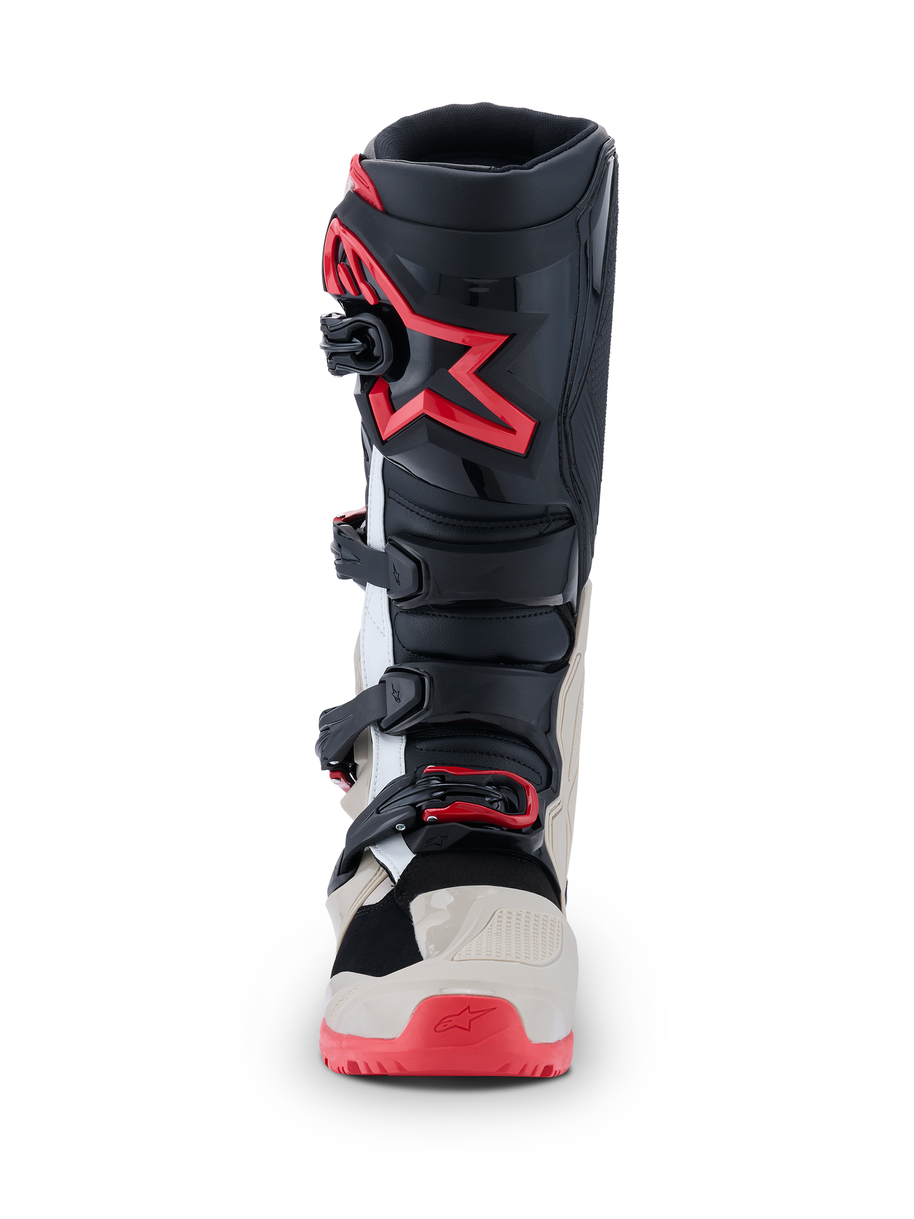Botas Alpinestars 2026 Tech 7 Enduro, botas de motocross, negro, gris claro y rojo brillante, vista frontal que muestra el sistema de cierre de múltiples hebillas y el logotipo de la estrella roja en la espinilla