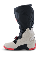 Botas Alpinestars Tech 7 Enduro 2026, botas de moto off-road, negro, gris claro y rojo brillante, vista de perfil que muestra los paneles de protección de TPU, sistema de hebillas autoalineables y suela robusta de doble compuesto roja para enduro