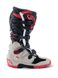 Alpinestars 2026 Tech 7 Enduro Boots, botas de motocicleta off-road en negro, gris claro y rojo brillante, vista de perfil lateral con sistema de múltiples hebillas y protección de TPU contra impactos.