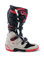 Alpinestars 2026 Tech 7 Enduro Boots, botas de motocicleta off-road en negro, gris claro y rojo brillante, vista de perfil lateral con sistema de múltiples hebillas y protección de TPU contra impactos.