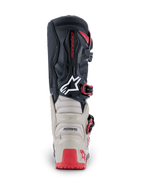 Botas Alpinestars 2026 Tech 7 Enduro, vista trasera, negro, gris claro y rojo brillante, con protección de TPU reforzada en el talón y la pantorrilla, logotipo blanco de Astars y detalles rojos en las hebillas, construcción duradera para carreras off-road