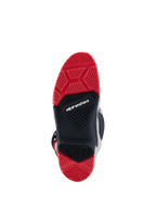Botas Alpinestars 2026 Tech 7 Enduro, vista inferior de la suela de doble compuesto, goma en rojo brillante y negro con un patrón de dibujo especializado para agarre off-road, con el logotipo blanco de Alpinestars en el centro.