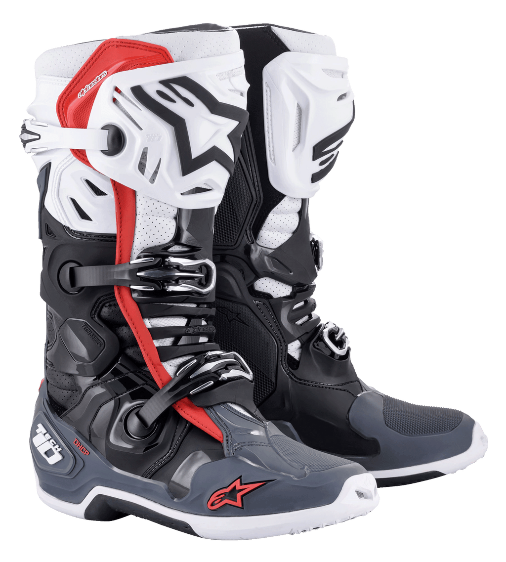 Botas Alpinestars Tech 10 Supervented, botas de motocross, negro, blanco, gris medio y rojo, con placas de espinilla ventiladas, construcción de microfibra perforada para el flujo de aire, sistema de cierre de hebillas múltiples y marca Alpinestars en la puntera y el talón.