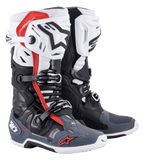 Botas Alpinestars Tech 10 Supervented, botas de motocross, negro, blanco, gris medio y rojo, con placas de espinilla ventiladas, construcción de microfibra perforada para el flujo de aire, sistema de cierre de hebillas múltiples y marca Alpinestars en la puntera y el talón.