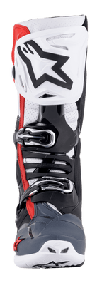 Botas Alpinestars Tech 10 Supervented, vista frontal, negro, blanco, gris medio y rojo, con placa de espinilla ventilada con logotipo de estrella negra grande, sistema de hebillas microajustables, zonas perforadas para el flujo de aire y chasis protector de TPU duradero para motocross.