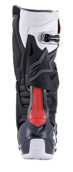 Botas Alpinestars Tech 10 Supervented, botas de motocross, vista trasera en negro, blanco, gris medio y rojo, con protector de hoja trasera roja, zonas perforadas para ventilación y carcasa de TPU de alto rendimiento con cierre de hebilla seguro.