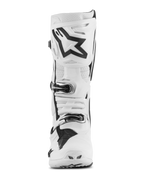 Botas Alpinestars Tech 10 Supervented, botas de motocross, blancas con detalles negros, vista frontal que muestra el gran logotipo Astar negro en la espinillera, sistema de cierre de hebillas y secciones perforadas para ventilación.
