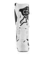 Botas Alpinestars Tech 10 Supervented, botas de motocross blancas, vista trasera con microfibra perforada para el flujo de aire, sistema de lámina trasera de TPU blanco, logotipo de estrella negro y cierre de hebilla seguro, calzado off-road de alto rendimiento