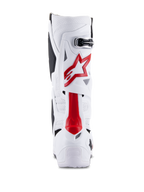 Botas Alpinestars Tech 10 Supervented, botas de motocross, blanco y rojo brillante, vista trasera que muestra microfibra ventilada, logotipo de estrella roja y carcasa de TPU reforzada para rendimiento todoterreno