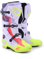 Botas Alpinestars Tech 10 Supervented, botas de motocross, púrpura, amarillo flúor y rosa diva, con construcción de microfibra perforada para un flujo de aire máximo, sistema de hebillas mecánicas, puntera y suela en amarillo neón brillante y detalles en rosa vibrante.