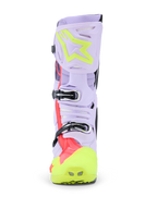 Alpinestars Tech 10 Supervented Boots, botas de motocross, púrpura, amarillo fluo y rosa diva, vista frontal que destaca el sistema de hebillas y la placa de la espinilla ventilada, calzado todoterreno de nivel profesional con parte superior de microfibra perforada