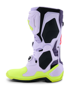 Botas Alpinestars Tech 10 Supervented, botas de motocross, púrpura, amarillo flúor y rosa diva, perfil lateral con parte superior de microfibra perforada color lavanda, paneles de protección de TPU negros y suela amarillo neón, calzado ventilado de alto rendimiento para competición off-road