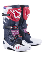 Botas Alpinestars Tech 10 Supervented, botas de motocross, color Night Navy White Rainbow, con espinilleras rojas con el logo de la estrella en blanco, múltiples hebillas negras y paneles de malla perforada para un alto flujo de aire