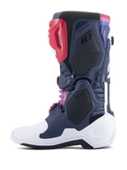 Botas Alpinestars Tech 10 Supervented, botas de motocross, Night Navy White Rainbow, vista de perfil lateral que muestra paneles de malla ventilada, carcasa protectora blanca y detalles coloridos, calzado todoterreno de alto rendimiento.